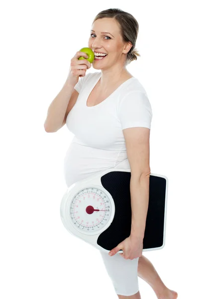 Młoda kobieta w ciąży cieszyć się świeże zielone Jabłuszko — Zdjęcie stockowe