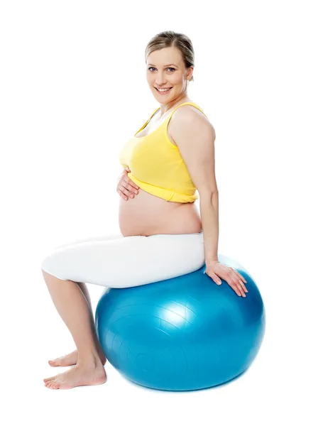 Kobieta w ciąży zrelaksowany siedzi na piłkę Piłat — Zdjęcie stockowe