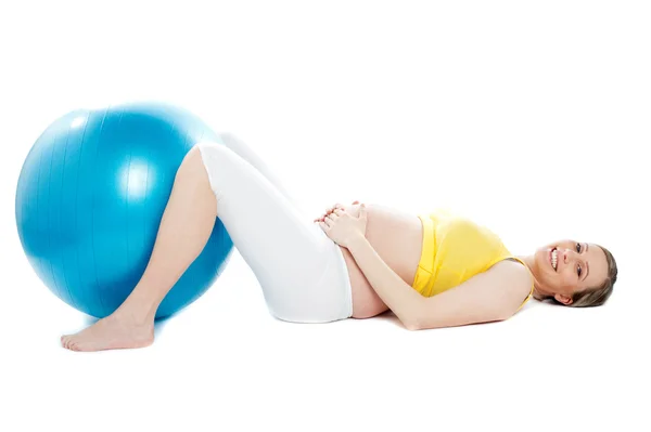美しい妊娠中の女性運動のボールで横になっています。 — ストック写真