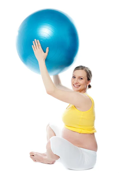 Leende gravid kvinna med en boll — Stockfoto