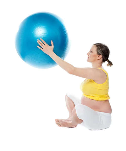 Aantrekkelijke zwangere dame praktizerende yoga — Stockfoto