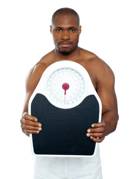 Atleta atractivo mostrando báscula de pesaje — Foto de Stock
