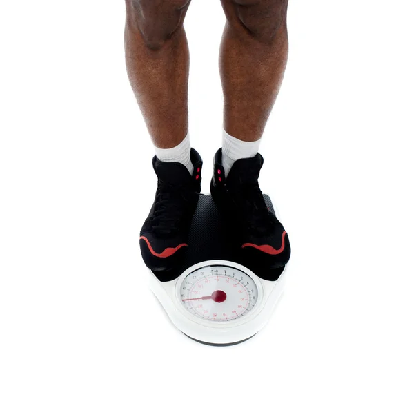 Nohy člověka na váhy — Stock fotografie