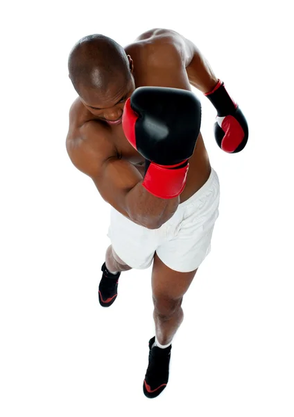 Un boxeador atlético africano negro con guantes de boxeo — Foto de Stock
