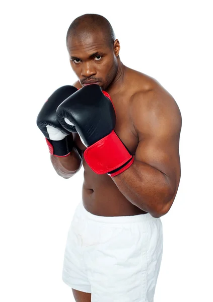 Boxeador africano sem camisa com o objetivo de socar você — Fotografia de Stock