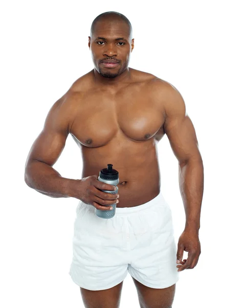 Atleta posando com garrafa de bebida saudável — Fotografia de Stock