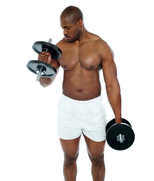 Jovem africano fazendo exercício bíceps — Fotografia de Stock