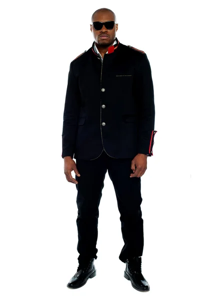 Homem africano elegante vestido de traje preto — Fotografia de Stock