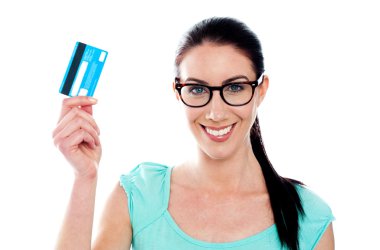 genç gülümseyen kadın holding kredi kartı portresi
