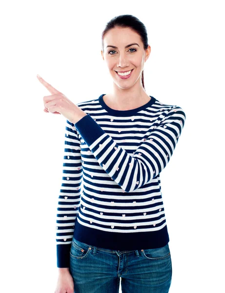 Frau zeigt mit dem Zeigefinger auf etwas — Stockfoto
