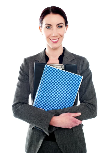 Señora corporativa posando con portapapeles y bloc de notas — Foto de Stock