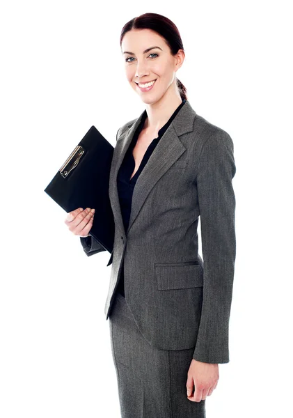 Mulher corporativa posando com prancheta — Fotografia de Stock