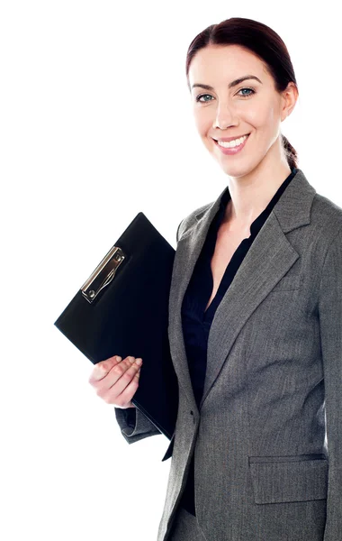 Secretaria sonriente sosteniendo portapapeles — Foto de Stock