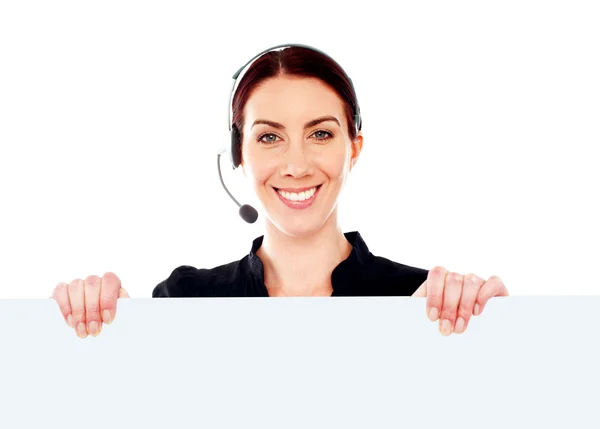 Attraente help-desk femminile con cartello in bianco — Foto Stock