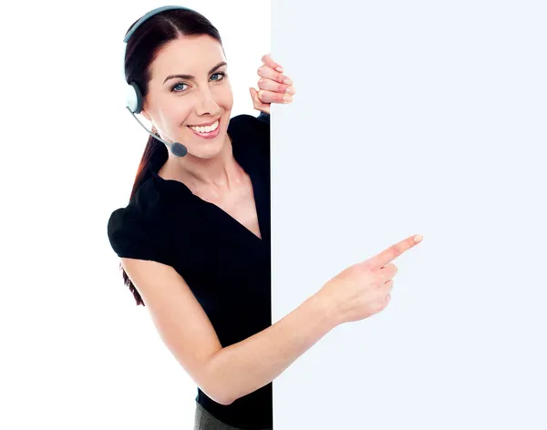 Mujer de servicio al cliente con pancarta publicitaria en blanco — Foto de Stock