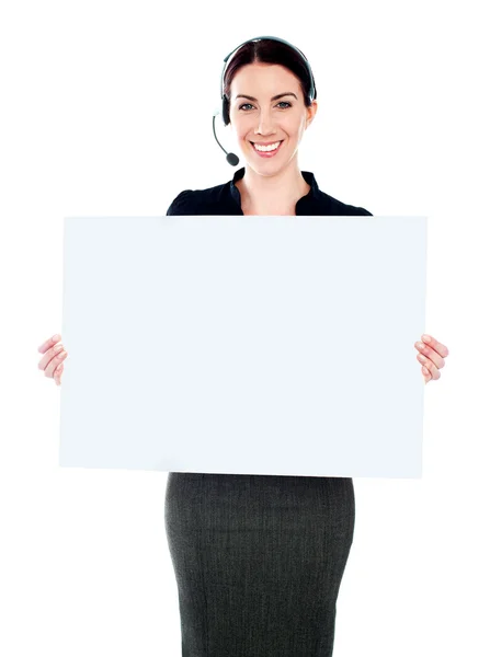 Call center esecutivo in piedi con un cartellone in bianco — Foto Stock