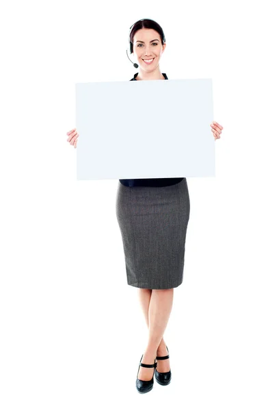Telemarketing femminile con cartellone bianco — Foto Stock