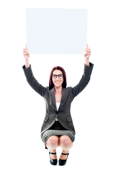 Sitzende Firmenfrau zeigt Werbetafel — Stockfoto