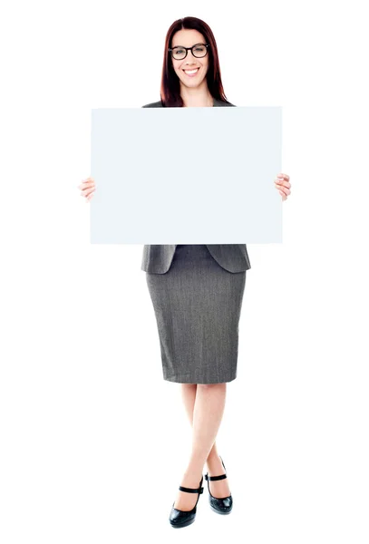 Retrato de una mujer de negocios sosteniendo una cartelera en blanco — Foto de Stock