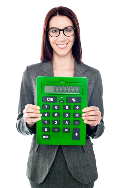 Femme d'affaires avec une calculatrice — Photo