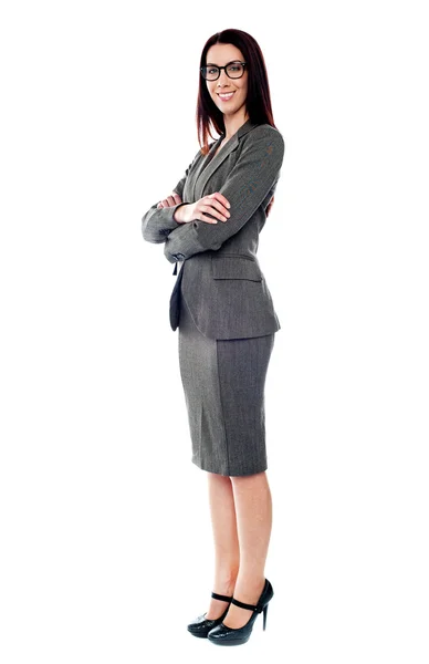 Erfolgreiche Geschäftsfrau posiert mit verschränkten Armen — Stockfoto