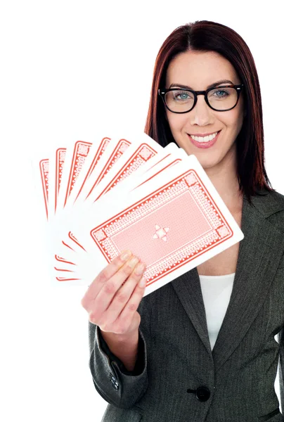 Uma bela mulher segurando cartas de jogo — Fotografia de Stock