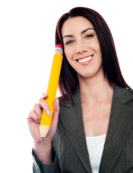 Nachdenkliche Geschäftsfrau mit großem Bleistift — Stockfoto