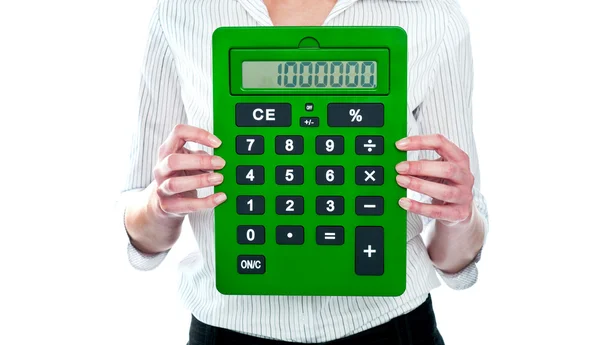 Concéntrate en la calculadora verde. Mujer sosteniendo —  Fotos de Stock