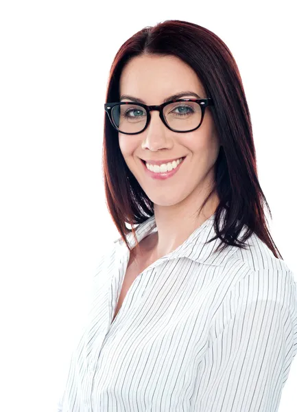 Femme d'affaires souriante dans les lunettes, gros plan — Photo