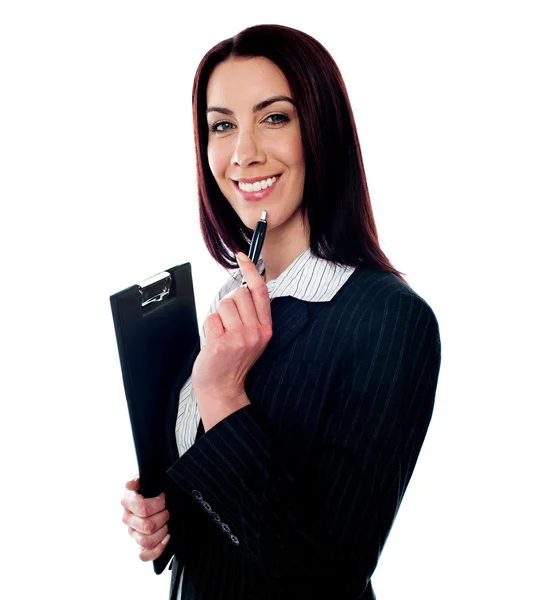 Female executive holding a clipboard — Stock Photo, Image