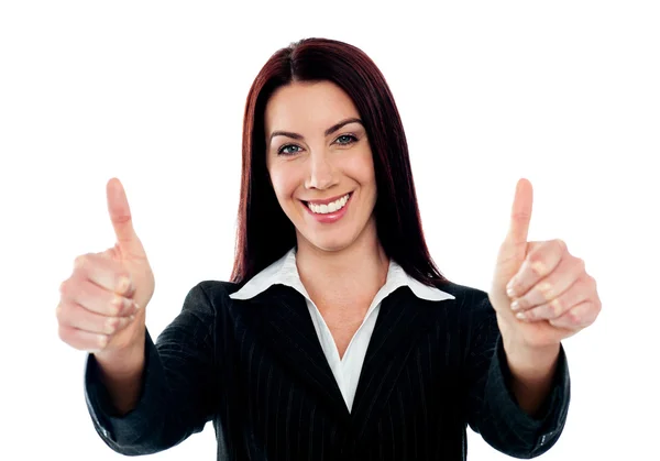 Впевнена бізнес-леді показує подвійні великі пальці вгору — стокове фото