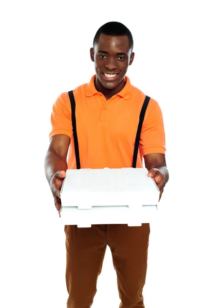 Pizza pojke leverera en order — Stockfoto
