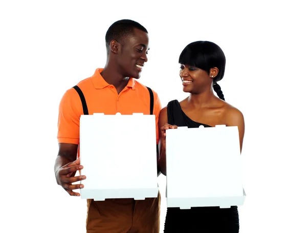 Loving couple holding pizza boxes — Zdjęcie stockowe