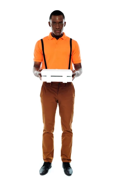 Retrato de comprimento total do rapaz de entrega com pizza — Fotografia de Stock