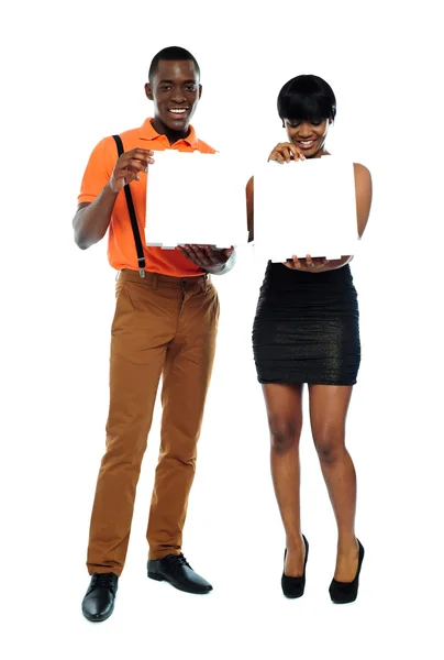 Attraktives afrikanisches Paar mit Pizzakartons — Stockfoto