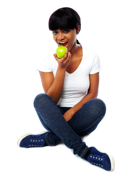 신선한 녹색 사과 먹는 소녀 — 스톡 사진