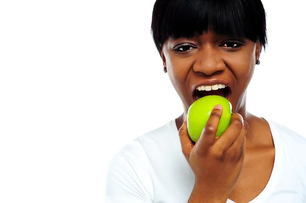 녹색 사과 먹는 총된 예쁜 아가씨를 닫습니다 — 스톡 사진