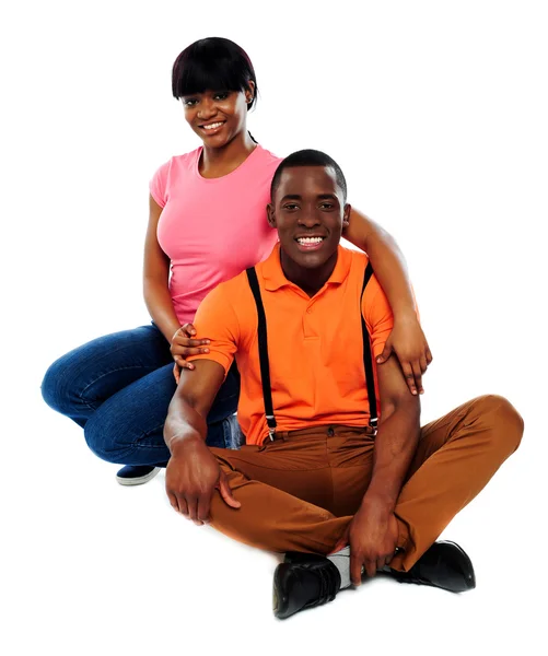 Gelukkige Afrikaanse paar verliefd — Stockfoto