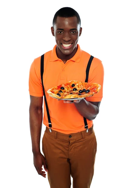 Usměvavý mladík africké nabízející pizzy — Stock fotografie