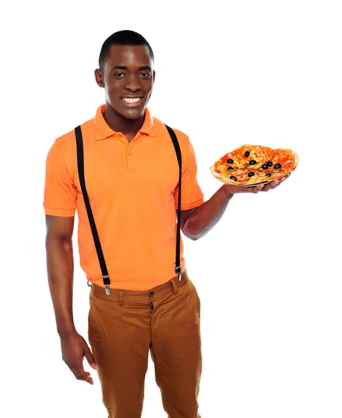 Bonito homem negro segurando pizza — Fotografia de Stock
