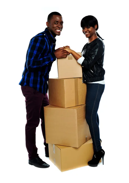 Africká láska pár drží za ruce — Stock fotografie