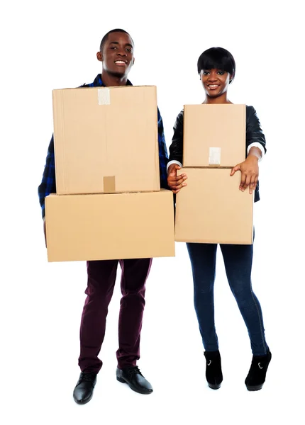 Atraktivní afrických pár drží kartonové krabice — Stock fotografie