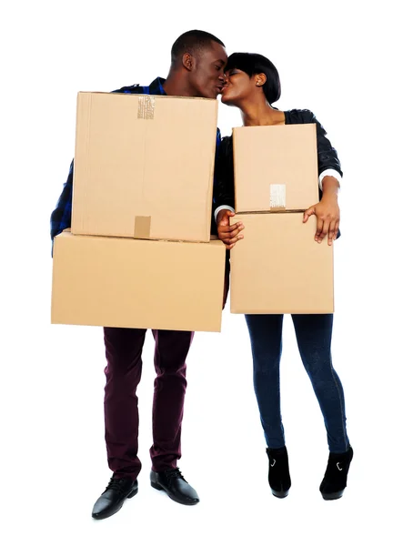 Pár drží kartonových krabic a líbání — Stock fotografie