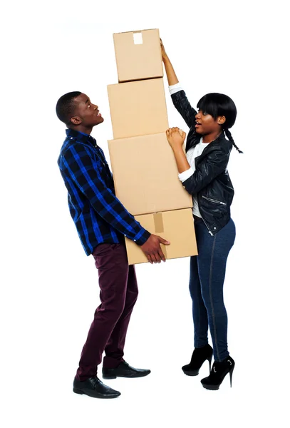 Un jeune couple tient des boîtes en studio — Photo