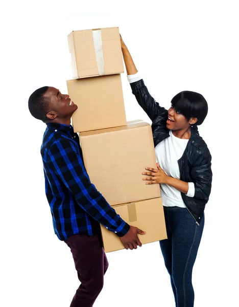 Teenage couple with cardboard boxes — Stock Photo, Image