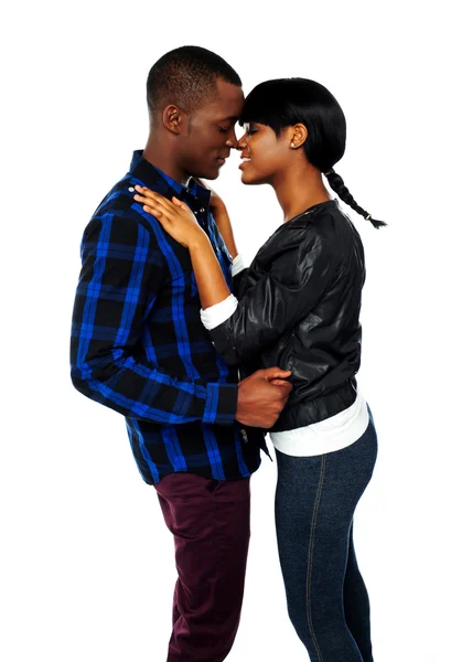 Africano jovem casal profundamente apaixonado — Fotografia de Stock