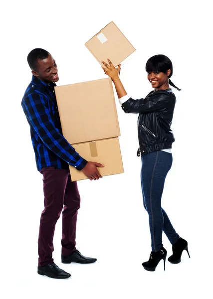 Couple souriant déplaçant des boîtes en carton — Photo