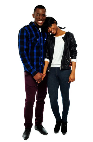Afrikanisches junges Paar hält Händchen — Stockfoto