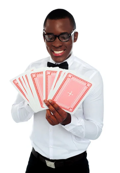 Joven hombre negro sosteniendo la baraja de cartas — Foto de Stock