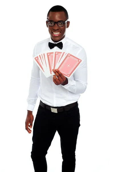 Un uomo che regge qualche carta da gioco — Foto Stock
